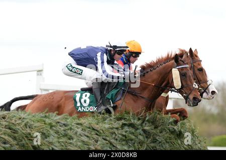 11. April 2024; Aintree Racecourse, Aintree, Merseyside, England: 2024 Grand National Festival Day 1; Spyglass Hill geritten von Mr James King und Lieutenant Rocco geritten von Mr. William Brook springen den Stuhl während der Randox Foxhunters Open Hunters Steeple Chase Stockfoto