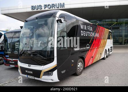 München GER, Mannschaftsbus Deutsche Fussball Nationalmannschaft zur Europameisterschaft Deutschland 2024, MAN Bus Forum Ludwigsfeld, 11.04.2024. Mannschafts-Bus mit der Aufschrift: Wir für Deutschland und Deutschland faehrend MAN. Deutschland, Mannschaftsbus Deutsche Fussball Nationalmannschaft zur Europameisterschaft Deutschland 2024, MAN Bus Forum Ludwigsfeld, 11.04.2024. *** München GER, Mannschaftsbus Deutsche Fußballnationalmannschaft für die Europameisterschaft Deutschland 2024, MAN Bus Forum Ludwigsfeld, 11 04 2024 Mannschaftsbus mit der Aufschrift Wir für Deutschland und Deutschland faehrt MAN GER, Team Bus G Stockfoto