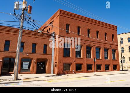 Woodstock, Illinois - USA - 8. April 2024: Außenansicht des Stadtzentrums und Ladenfront in Woodstock, Illinois, USA. Stockfoto