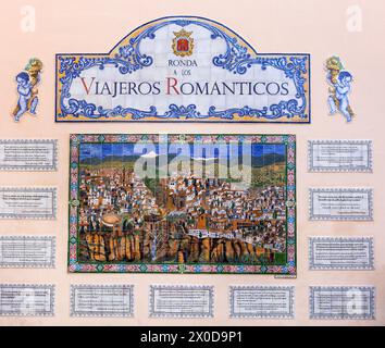 Ronda, Spanien - 20. Oktober 2023: Azulejo-Fliesen mit gemalten Fliesen von Martin Rivero, bestehend aus Sprüchen historischer Autoren, die alle t beschreiben Stockfoto