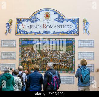 Ronda, Spanien - 20. Oktober 2023: Azulejo-Fliesen mit gemalten Fliesen von Martin Rivero, bestehend aus Sprüchen historischer Autoren, die alle t beschreiben Stockfoto