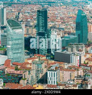 Blick aus der Vogelperspektive auf die Wolkenkratzer und Gebäude in der Nähe der Piazza Gae Aulenti. Unipol Tower, Solaria Tower, Diamond Tower, BNP Paribas. Mailand, Italien Stockfoto