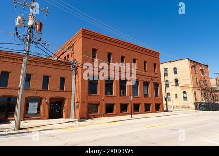 Woodstock, Illinois - USA - 8. April 2024: Außenansicht des Stadtzentrums und Ladenfront in Woodstock, Illinois, USA. Stockfoto