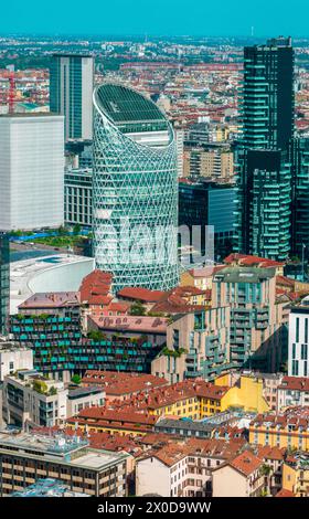 Blick aus der Vogelperspektive auf die Wolkenkratzer und Gebäude in der Nähe der Piazza Gae Aulenti. Unipol Tower, Solaria Tower, 04-11-2024. Mailand, Italien. Gestaltung von Gebäuden Stockfoto