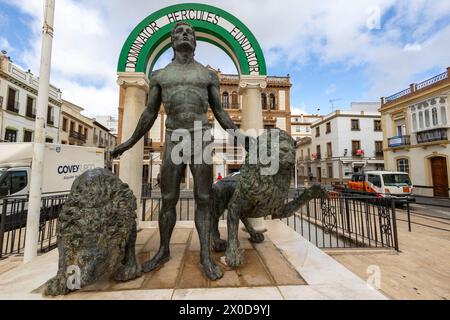 Ronda, Spanien - 20. Oktober 2023: Statue des Herkules mit zwei Löwen auf der Ronda plaza, Andalusien, Spanien. Stockfoto