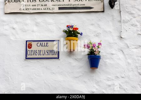 Setenil de las Bodegas, Spanien - 20. Oktober 2023: Typische Topfpflanzen auf spanischen Pueblos oder Dörfern in Andalusien. Stockfoto