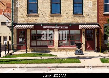 Woodstock, Illinois - USA - 8. April 2024: Außenansicht des Stadtzentrums und Ladenfront in Woodstock, Illinois, USA. Stockfoto