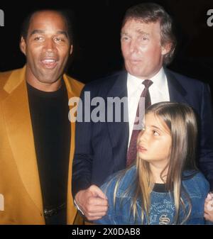 **DATEIFOTO** O.J. Simpson ist gestorben. ABl. Simpson Donald Trump und Ivanka Trump 1993 Eröffnung von Harley Davidson Cafe Foto von John Barrett/PHOTOlink/MediaPunch Stockfoto