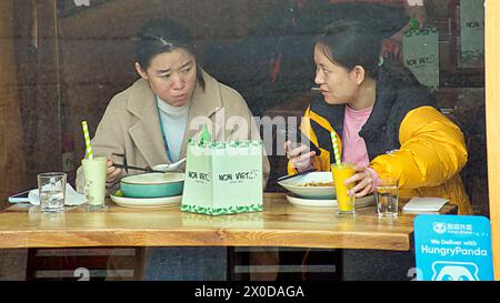 Glasgow, Schottland, Großbritannien. 11h April 2024: UK Wetter: Nicht vietnamesisches West End Vietnamesisch Street Food Restaurant Fenster von der Straße sonnig und warm in der Stadt. Credit Gerard Ferry/Alamy Live News Stockfoto