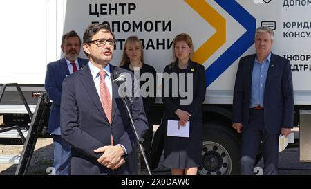 Nicht exklusiv: BORODIANKA, UKRAINE - 10. APRIL 2024 - außerordentlicher und bevollmächtigter Botschafter des Königreichs Spanien bei der Ukraine Ricardo Lopez-AR Stockfoto