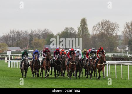 Diva Luna Reiten by Kielan Woods führt das Rennen in der ersten Runde während des Randox Grand National 2024 Opening Day auf der Aintree Racecourse, Liverpool, Vereinigtes Königreich, 11. April 2024 (Foto: Mark Cosgrove/News Images) Stockfoto