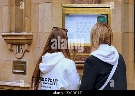 Glasgow, Schottland, Großbritannien. 11h April 2024: UK Wetter: Ivy Restaurant Menü Blick sonnig und warm in der Stadt. Credit Gerard Ferry/Alamy Live News Stockfoto