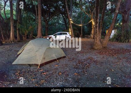 Kleines Zelt und Auto auf idyllischem Campingplatz in der Nähe des kleinen Touristendorfes Montezuma, Nicoya Halbinsel, Costa rica Stockfoto