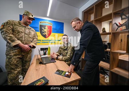 Nicht exklusiv: LEMBERG, UKRAINE - 10. APRIL 2024 - Lemberger Bürgermeister Andrii Sadovyi (R) und Rekrutierer des neu eröffneten militärischen Rekrutierungszentrums der 24 Stockfoto