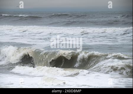 Atlantic Ocean Wave an einem bewölkten Tag in Outer Banks, North Carolina Stockfoto