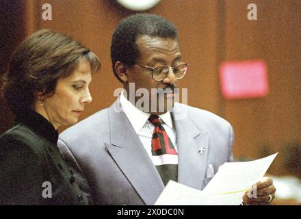 **DATEIFOTO** O.J. Simpson ist gestorben. Chefverteidiger Johnnie L. Cochran, Jr., richtig. und Staatsanwältin Marcia Clark beriet sich während des Prozesses gegen den ehemaligen NFL-Star, der O.J. Simpson wegen Mordes an seiner ehemaligen Frau Nicole Brown Simpson und einem Freund von ihr, dem Restaurantkellner Ron Goldman, am 13. Juli 1995 im Los Angeles County Superior Court in Los Angeles, Kalifornien, zurücklief. Credit: Steve Grayson/Pool über CNP/MediaPunch Stockfoto