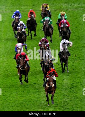 Diva Luna reitet von Jockey Kielan Woods auf dem Weg zum Sieg des Standard Open National Hunt Flat Race der Goffs Nickel Coin Mares am ersten Tag des Randox Grand National Festivals 2024 auf der Aintree Racecourse, Liverpool. Bilddatum: Donnerstag, 11. April 2024. Stockfoto