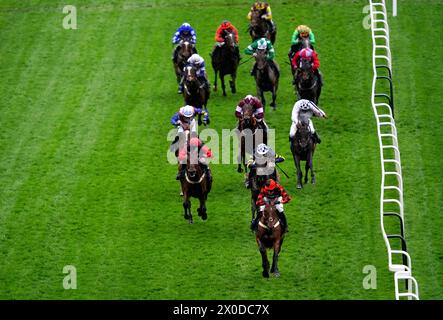 Diva Luna reitet von Jockey Kielan Woods auf dem Weg zum Sieg des Standard Open National Hunt Flat Race der Goffs Nickel Coin Mares am ersten Tag des Randox Grand National Festivals 2024 auf der Aintree Racecourse, Liverpool. Bilddatum: Donnerstag, 11. April 2024. Stockfoto