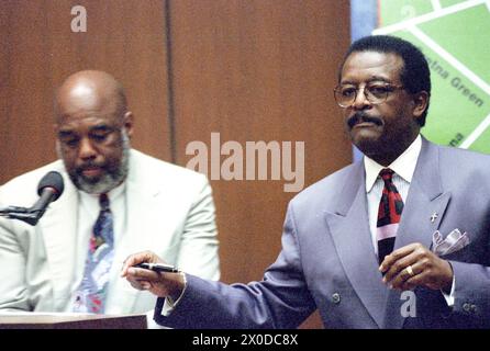 **DATEIFOTO** O.J. Simpson ist gestorben. Der führende Verteidiger Johnnie L. Cochran, Jr., rechts, befragt den Zeugen Howard L. Bingham, links, während des Prozesses gegen den ehemaligen NFL-Star, der O.J. Simpson wegen des Mordes an seiner ehemaligen Frau Nicole Brown Simpson und einer Freundin von ihr, RestaurantKellner, zurücklief. Ron Goldman am 13. Juli 1995 im Los Angeles County Superior Court in Los Angeles, Kalifornien. Credit: Steve Grayson/Pool über CNP/MediaPunch Stockfoto