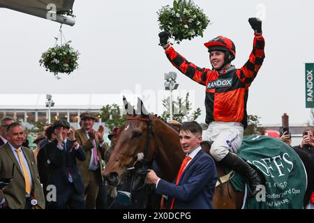 Diva Luna Ridden by Kielan Woods gewinnt am 11. April 2024 (Foto: Mark Cosgrove/News Images) die Goffs UK Nickel Coin Mares' Standard Open NH Flat (Klasse 2) während des Randox Grand National 2024 Opening Day auf der Aintree Racecourse, Liverpool, Vereinigtes Königreich 2024. (Foto: Mark Cosgrove/News Images/SIPA USA) Credit: SIPA USA/Alamy Live News Stockfoto