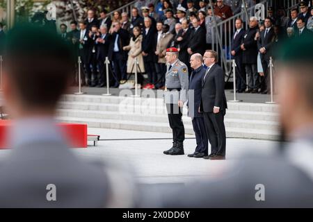 L-R Carsten Breuer, Generalinspekteur der Bundeswehr, Olaf Scholz, Bundeskanzler und Boris Pistorius, Bundesministerin der Verteidigung, aufgenommen im Rahmen eines Abschlussappells der Bundeswehr-EinsâˆöÂßtze MINUSMA und EUTM Mali im Bundesministerium der Verteidigung in Berlin, 22.02.2024. Berlin Deutschland *** L R Carsten Breuer, Generalinspekteur der Bundeswehr, Olaf Scholz, Bundeskanzler, und Boris Pistorius, Bundesverteidigungsminister, im Bild eines letzten namentlichen Aufrufs der Bundeswehrmissionen MINUSMA und EUTM Mali im Bundesverteidigungsministerium in Berlin, 22 02 2024 Berl Stockfoto