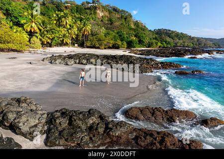 Mutter und Sohn, Touristen, genießen an einem wunderschönen Sandstrand Playa las Manchas in der Nähe von Montezuma, an einem schönen sonnigen Sommertag, Costa rica Stockfoto