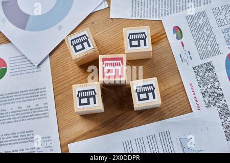 Eine Sammlung von Holzblöcken, die ordentlich auf einem Holztisch gestapelt sind und ein Gefühl von Balance und Ruhe schaffen. Stockfoto