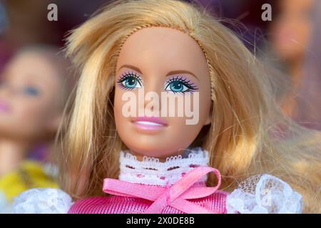 Nahaufnahme einer Barbie Puppe mit blonden Haaren Stockfoto