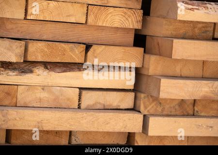 Holzbretter unterschiedlicher Größe werden auf einem Stapel gestapelt. Hintergrund Stockfoto