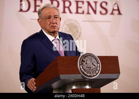 Mexiko-Stadt, Mexiko. April 2024. 11. April 2024, Mexiko-Stadt, Mexiko: Präsident von Mexiko, Andres Manuel Lopez Obrador gestikuliert während einer Pressekonferenz im Nationalpalast. Quelle: Eyepix Group/Alamy Live News Stockfoto