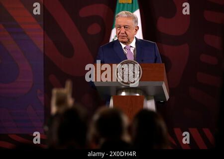 Mexiko-Stadt, Mexiko. April 2024. 11. April 2024, Mexiko-Stadt, Mexiko: Präsident von Mexiko, Andres Manuel Lopez Obrador gestikuliert während einer Pressekonferenz im Nationalpalast. Quelle: Eyepix Group/Alamy Live News Stockfoto