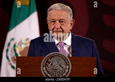 Mexiko-Stadt, Mexiko. April 2024. 11. April 2024, Mexiko-Stadt, Mexiko: Präsident von Mexiko, Andres Manuel Lopez Obrador gestikuliert während einer Pressekonferenz im Nationalpalast. Quelle: Eyepix Group/Alamy Live News Stockfoto