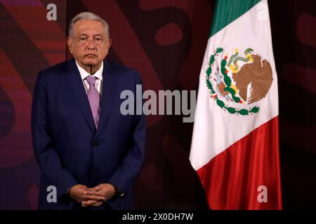 Mexiko-Stadt, Mexiko. April 2024. 11. April 2024, Mexiko-Stadt, Mexiko: Präsident von Mexiko, Andres Manuel Lopez Obrador gestikuliert während einer Pressekonferenz im Nationalpalast. Quelle: Eyepix Group/Alamy Live News Stockfoto