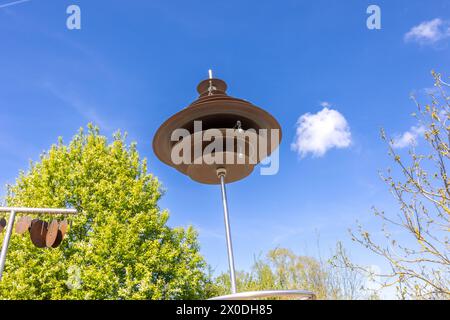 Windspiele im Park gegen den blauen Himmel mit weißen Wolken Stockfoto