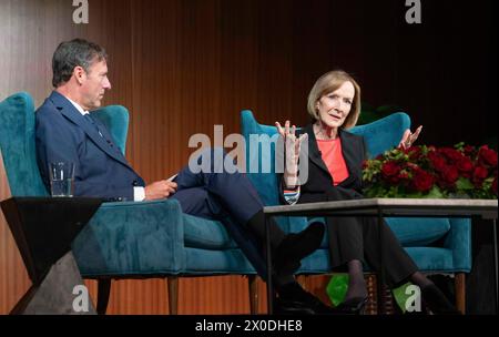 Austin, Tx, USA. April 2024. Die langjährige Rundfunkjournalistin JUDY WOODRUFF gibt in einem einstündigen Interview mit MARK UPDEGROVE, Direktor der LBJ Foundation, ihre Analyse über den heutigen Stand des Journalismus. Woodruff ist derzeit leitender Korrespondent für die PBS NewsHour, nachdem er als Anführer und leitender Redakteur tätig war. (Kreditbild: © Bob Daemmrich/ZUMA Press Wire) NUR REDAKTIONELLE VERWENDUNG! Nicht für kommerzielle ZWECKE! Stockfoto