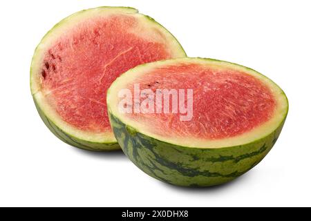 In Scheiben geschnittene frische Wassermelone isolierter weißer Hintergrund, saftige nahrhafte warme Früchte der Jahreszeit, die in zwei Hälften geschnitten werden Stockfoto