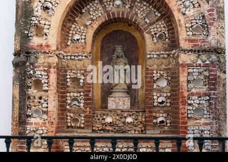 Schrein-Altar aus menschlichen Knochen und Schädeln in der Kirche von SE in Faro, Region Algarve, Portugal Stockfoto