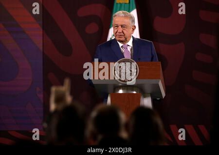 Mexiko-Stadt, Mexiko. April 2024. 11. April 2024, Mexiko-Stadt, Mexiko: Präsident von Mexiko, Andres Manuel Lopez Obrador gestikuliert während einer Pressekonferenz im Nationalpalast. Quelle: SIPA USA/Alamy Live News Stockfoto