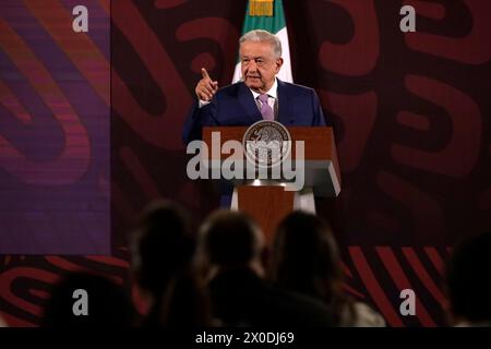 Mexiko-Stadt, Mexiko. April 2024. 11. April 2024, Mexiko-Stadt, Mexiko: Präsident von Mexiko, Andres Manuel Lopez Obrador gestikuliert während einer Pressekonferenz im Nationalpalast. Quelle: SIPA USA/Alamy Live News Stockfoto