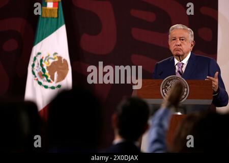 Mexiko-Stadt, Mexiko. April 2024. 11. April 2024, Mexiko-Stadt, Mexiko: Präsident von Mexiko, Andres Manuel Lopez Obrador gestikuliert während einer Pressekonferenz im Nationalpalast. Quelle: SIPA USA/Alamy Live News Stockfoto