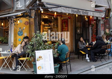 Istanbul, Türkei - 10. April 2024, Menschen sitzen während des Ramadan auf der Veranda eines Cafés im Bezirk Balata. Stockfoto