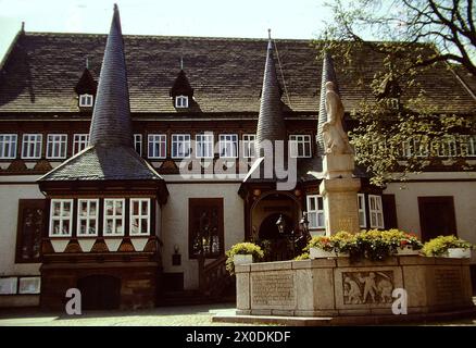 Blick auf das alte Rathaus mit dem Eulenspiegel Brunnen Einbeck altes Rathaus mit Eulenspiegel Brunnen *** Blick auf das alte Rathaus mit dem Eulenspiegelbrunnen Einbeck altes Rathaus mit Eulenspiegelbrunnen Stockfoto