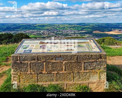 UK, West Yorkshire, Otley, Otley Chevin, Surprise View Interpretation Board Aussichtspunkt mit Blick auf Otley Town. Stockfoto