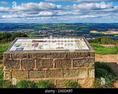 UK, West Yorkshire, Otley, Otley Chevin, Surprise View Interpretation Board Aussichtspunkt mit Blick auf Otley Town. Stockfoto