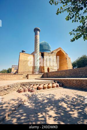 Äußere des alten Gebäudes Gur Emir Mausoleum mit Minarett und blauer Kuppel von Tamerlane Amir Timur in Samarkand, Usbekistan Stockfoto