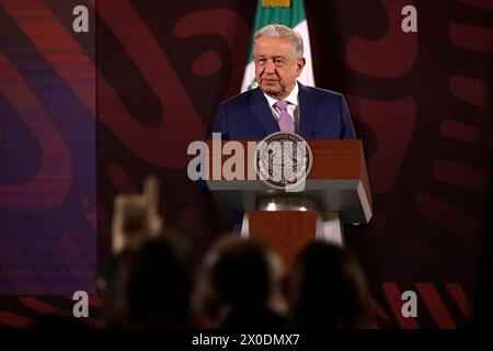 Mexiko-Stadt, Mexiko. April 2024. Präsident von Mexiko, Andres Manuel Lopez Obrador, gestikuliert während einer Pressekonferenz im Nationalpalast. (Kreditbild: © Luis Barron/OKULARIS Via ZUMA Press Wire) NUR REDAKTIONELLE VERWENDUNG! Nicht für kommerzielle ZWECKE! Stockfoto