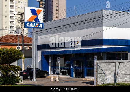 Marilia, Sao Paulo, Brasilien, 18. Oktober 2023. Gebäude und Logo der Bankfiliale der Caixa Economica Federal ( CEF ). Ist ein Finanzinstitut in der Stockfoto