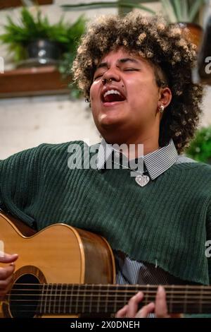 Ruti Olajugbagbe singt bei einer privaten Acoustic Session in der bobby Fitzpatrick Bar im Nordwesten Londons Stockfoto