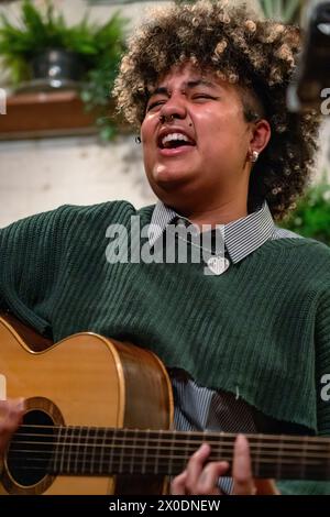 Ruti Olajugbagbe singt bei einer privaten Acoustic Session in der bobby Fitzpatrick Bar im Nordwesten Londons Stockfoto