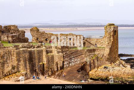 Blick auf das historische Schloss St. Andrews aus dem 13. Jahrhundert bei Sonnenschein im Frühling in Fife County, Schottland Stockfoto